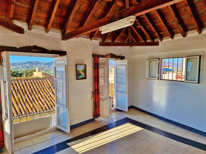 Image No.36-12 Bed Townhouse for sale