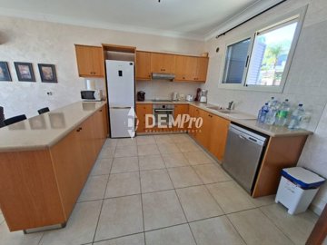 61095-villa-for-sale-in-latchifull