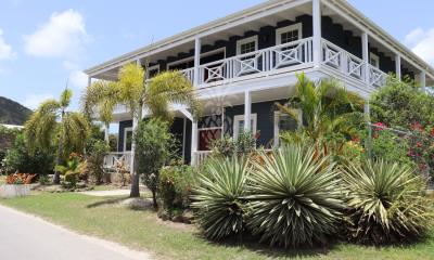 pelican-house-front-garden