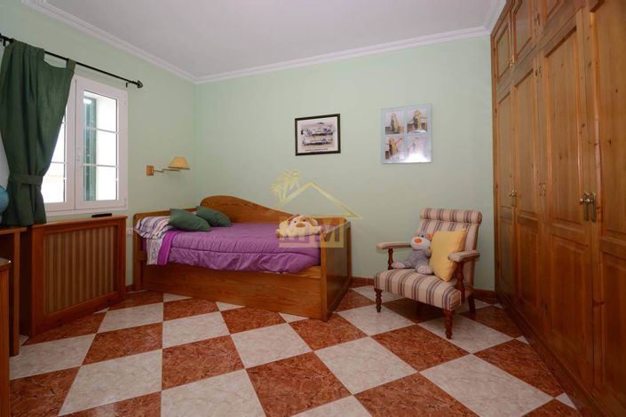 Image No.17-4 Bed Townhouse for sale