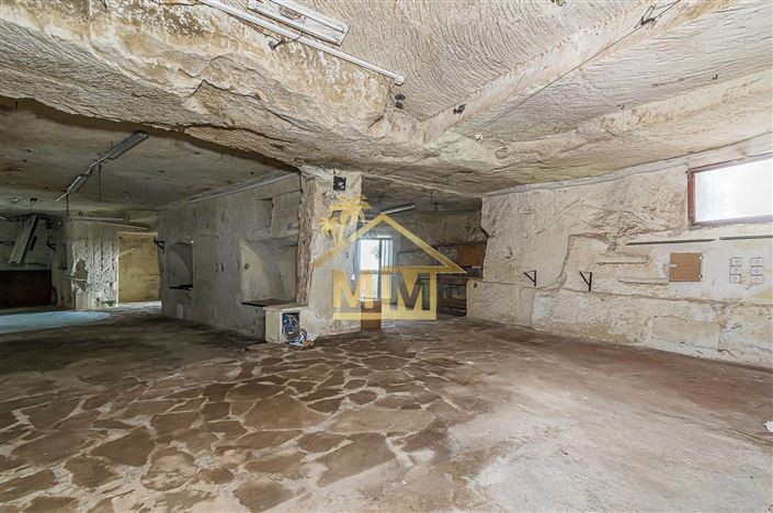 Image No.17-5 Bed Commercial for sale