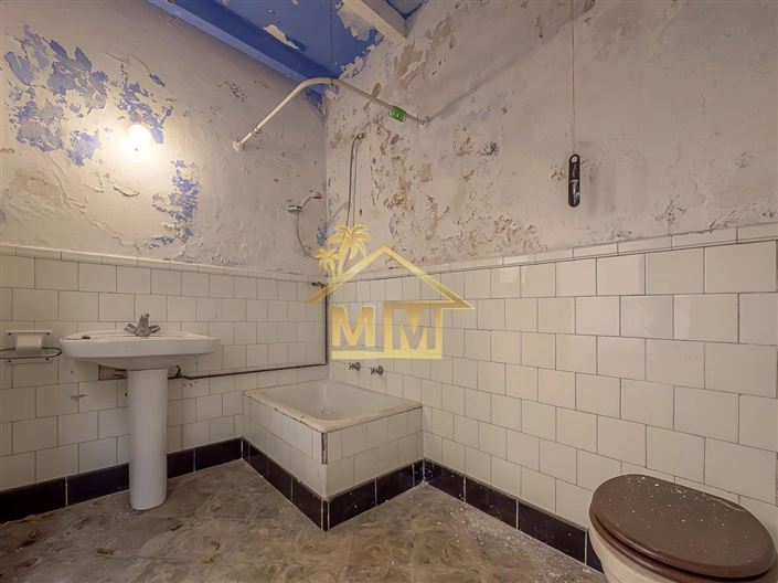 Image No.12-6 Bed Townhouse for sale