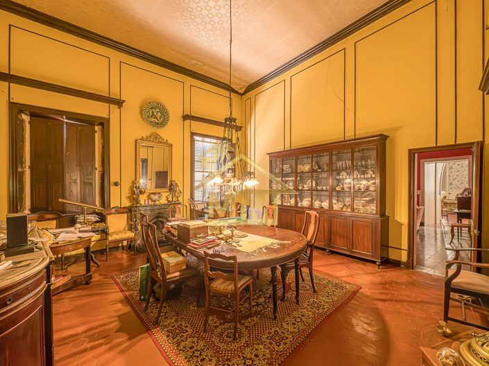 Image No.5-8 Bed House for sale