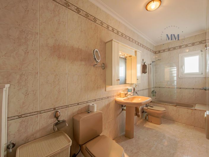 Image No.9-6 Bed House for sale