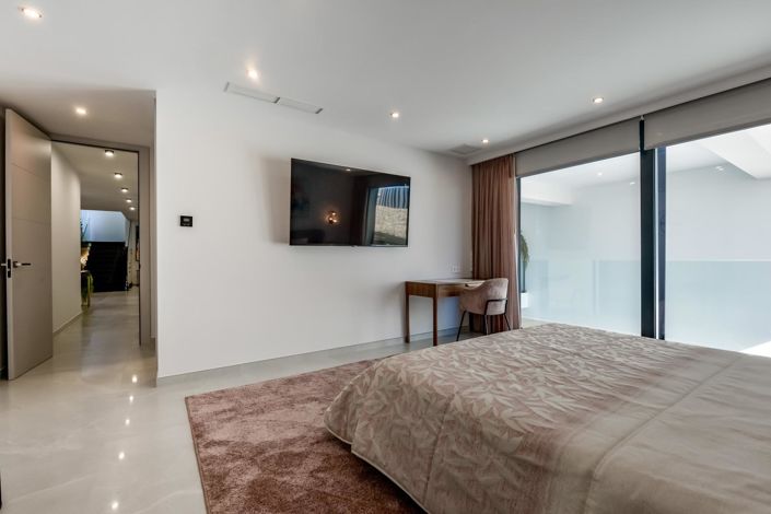 Image No.32-8 Bed Villa for sale