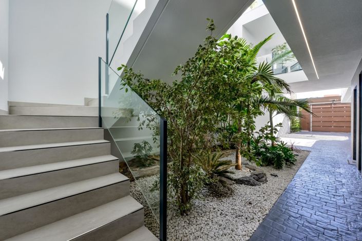 Image No.8-8 Bed Villa for sale