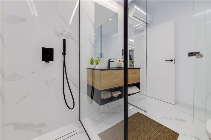 Image No.10-2 Bed Property for sale