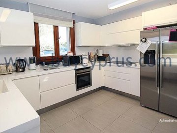 DETACHED 6 BEDROOM LUXURY VILLA IN APHRODITE HILLS