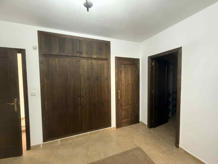 Image No.34-3 Bed Villa / Detached for sale