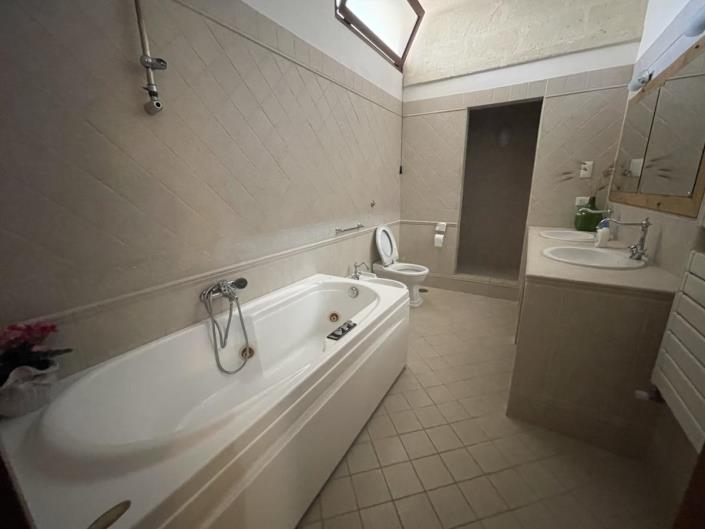 Image No.13-8 Bed Villa for sale