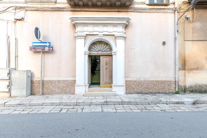 Image No.8-4 Bed House for sale