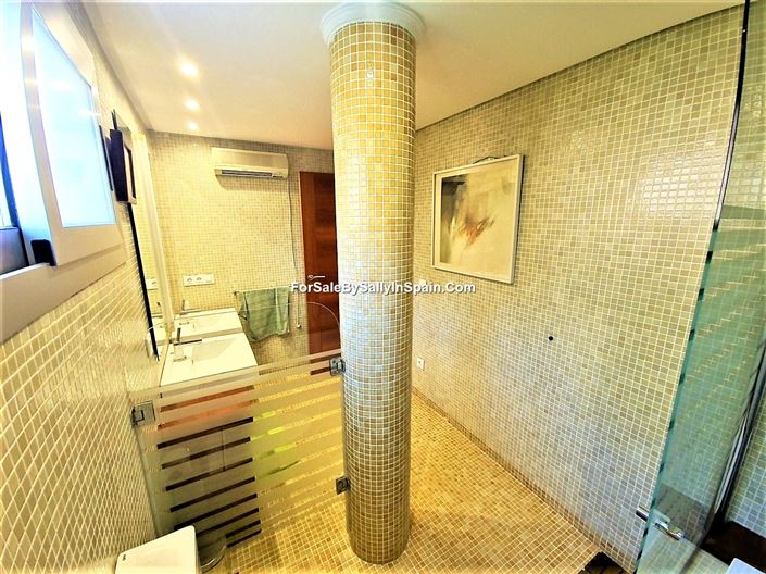 Image No.25-4 Bed Villa for sale