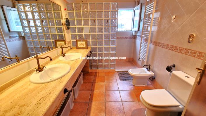 Image No.36-4 Bed Chalet for sale