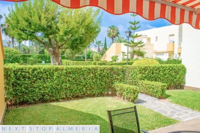 Grassed area and privacy from the hedges