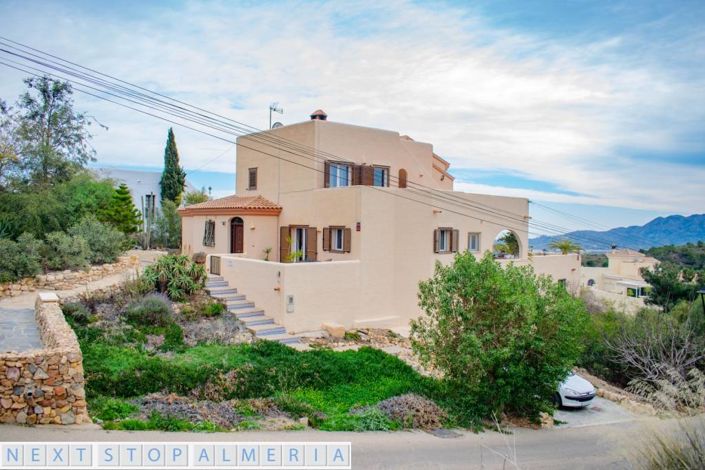 Image No.2-4 Bed Property for sale