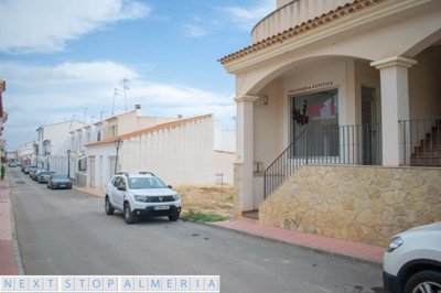 On road parking / Estacionamiento en la calle