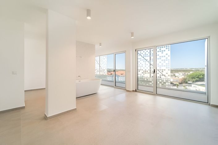 Image No.22-4 Bed Apartment for sale