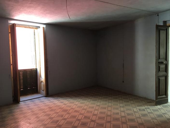 Image No.13-6 Bed Townhouse for sale