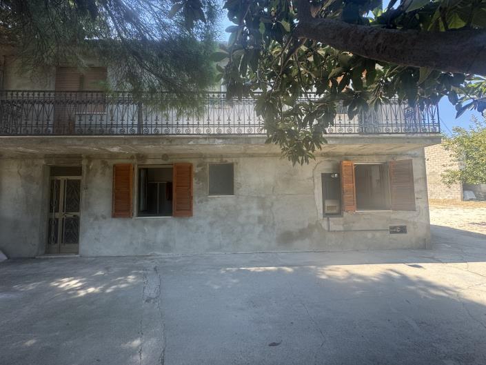 Image No.2-4 Bed House for sale