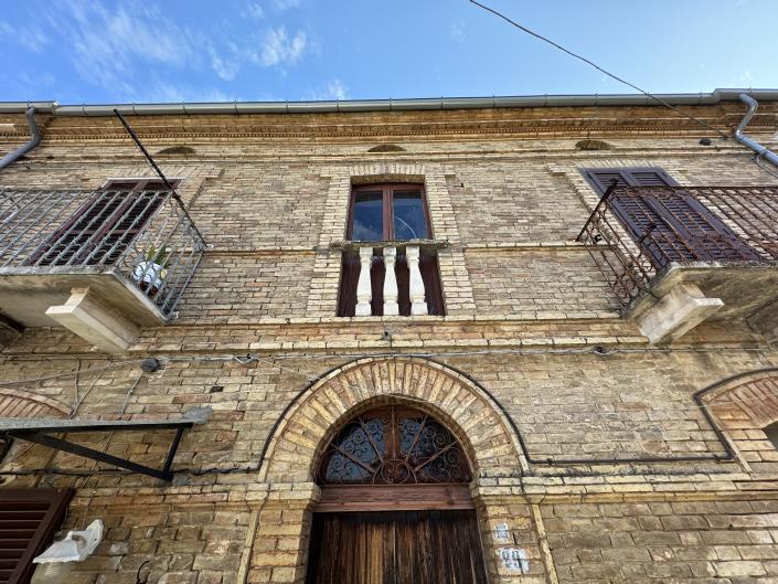 Image No.40-8 Bed Villa / Detached for sale