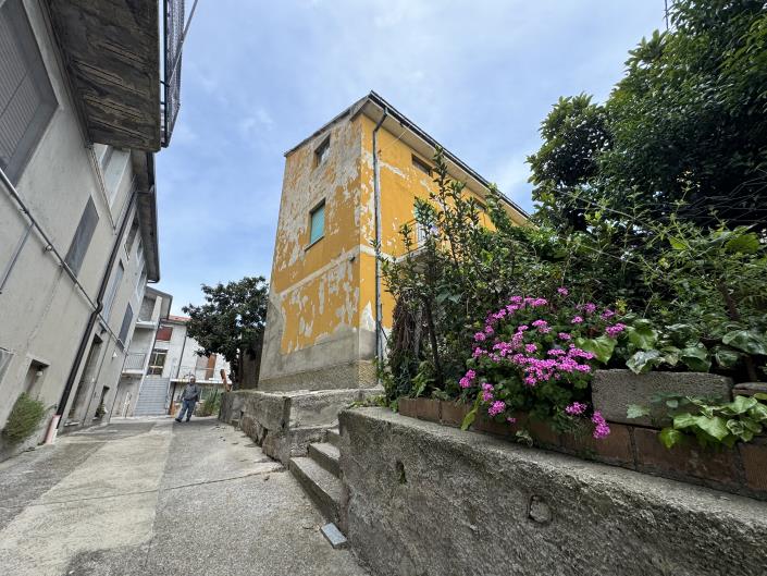 Image No.38-2 Bed Semi-Detached for sale