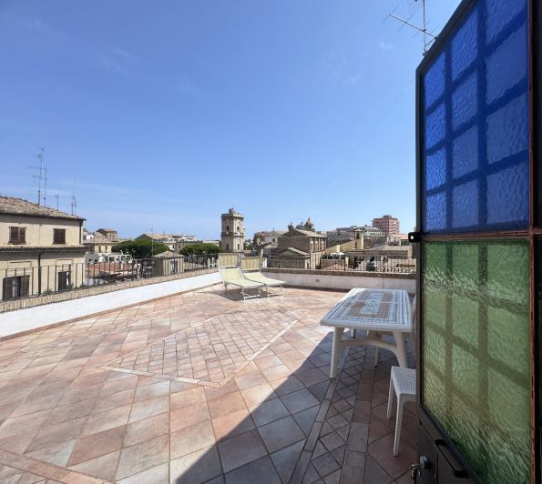 Image No.16-6 Bed Townhouse for sale