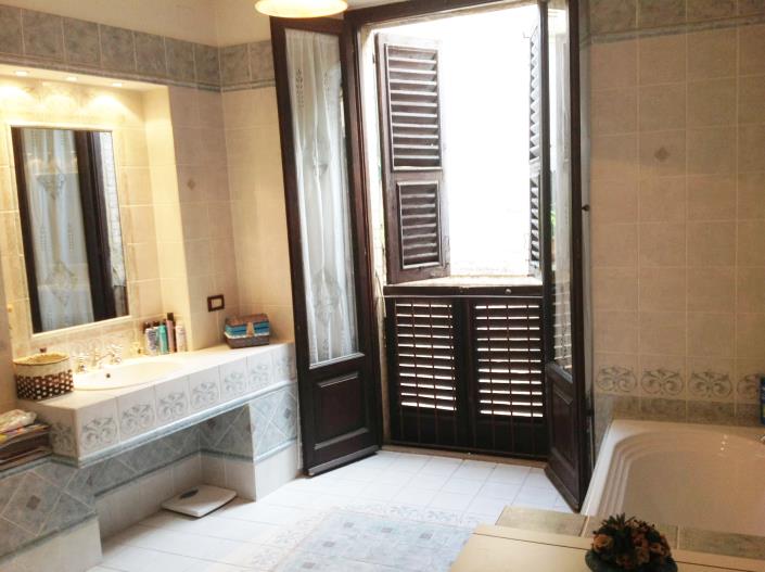 Image No.29-6 Bed Townhouse for sale