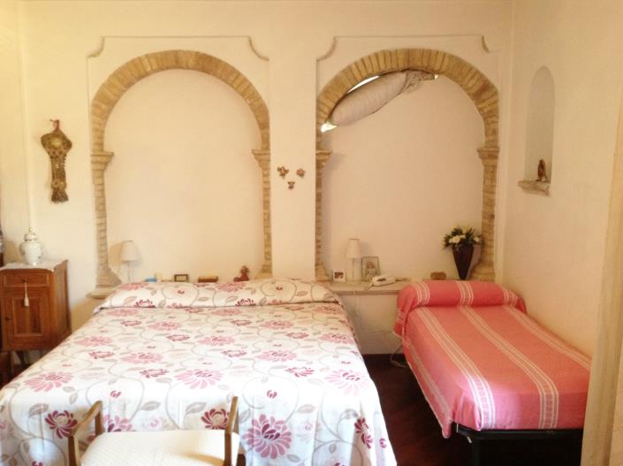 Image No.25-6 Bed Townhouse for sale