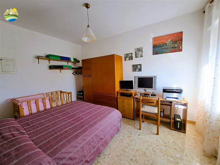 Image No.31-2 Bed Country House for sale