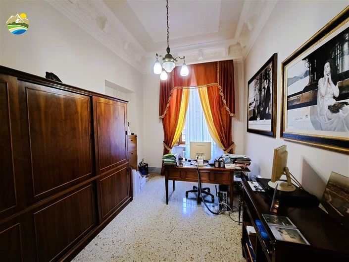 Image No.11-10 Bed Villa for sale