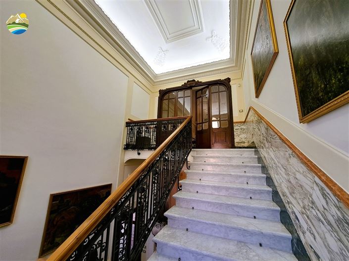 Image No.17-10 Bed Villa for sale