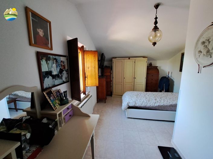 Image No.17-2 Bed Country House for sale