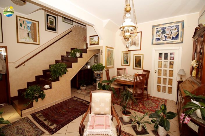 Image No.2-4 Bed Townhouse for sale