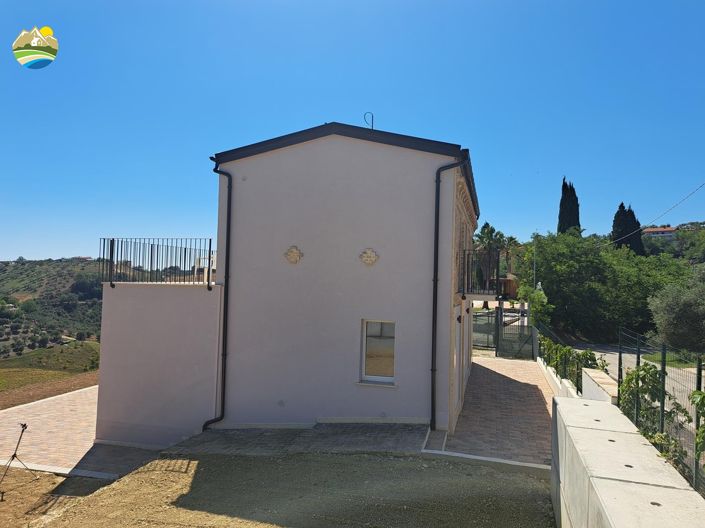 Image No.21-2 Bed Country House for sale