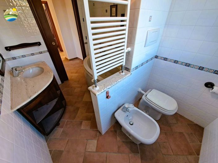 Image No.19-3 Bed Country House for sale