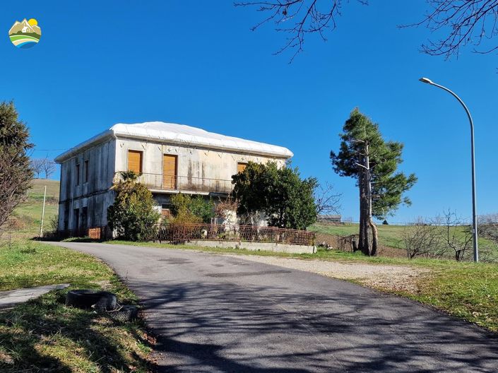 Image No.2-Maison de campagne de 3 chambres à vendre à Bisenti