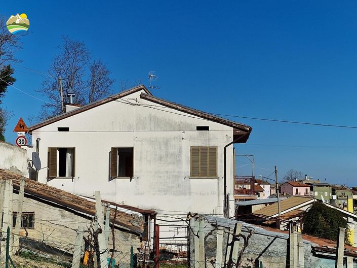 Image No.4-2 Bed Country House for sale