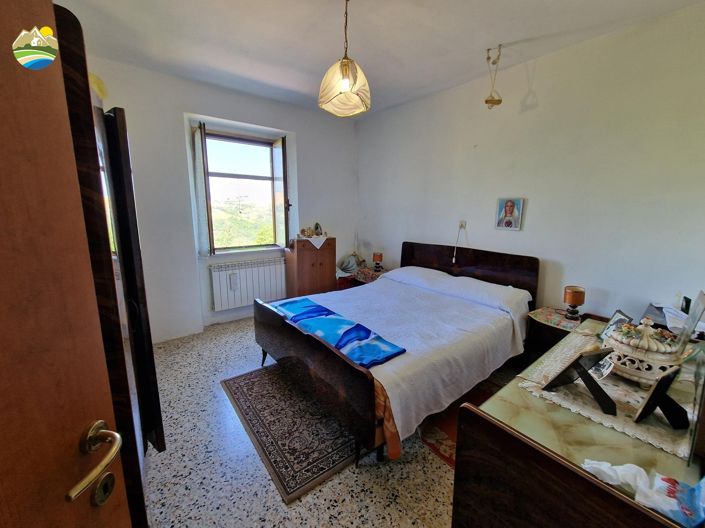 Image No.15-2 Bed Country House for sale