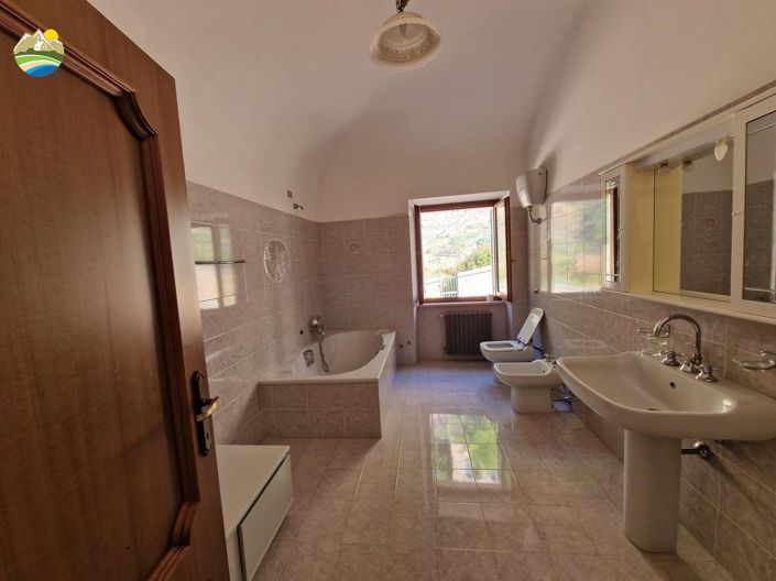 Image No.31-3 Bed Townhouse for sale