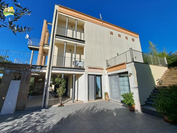 Image No.2-4 Bed Villa for sale