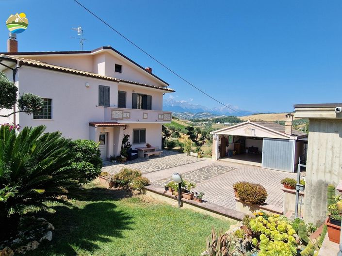 Image No.37-3 Bed Country House for sale