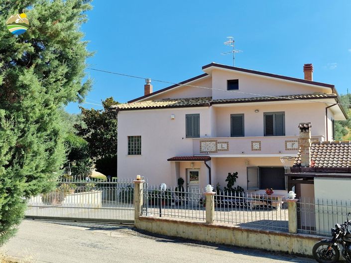 Image No.8-3 Bed Country House for sale