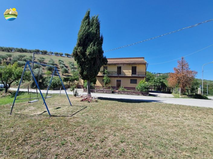 Image No.37-Maison de campagne de 3 chambres à vendre à Bisenti