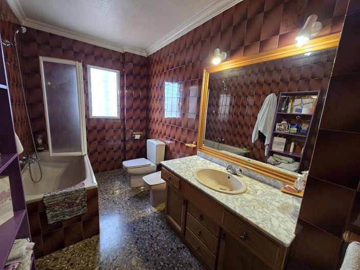 Image No.17-4 Bed Townhouse for sale