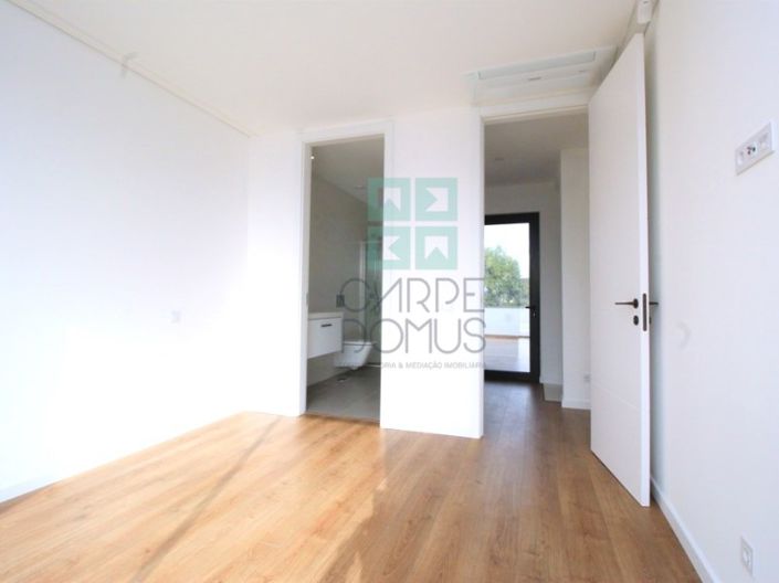 Image No.15-3 Bed House for sale