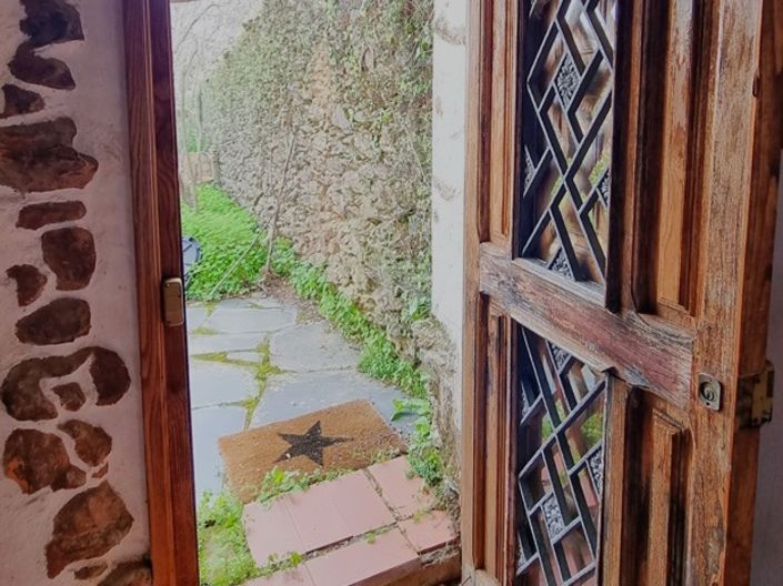 Image No.17-6 Bed Property for sale