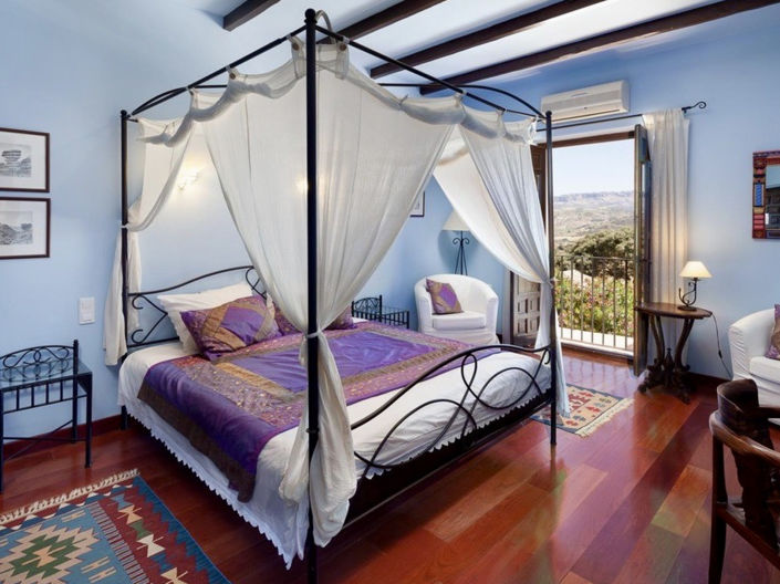 Image No.44-13 Bed Property for sale