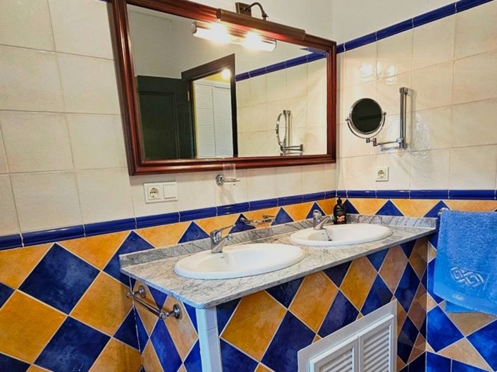 Image No.21-5 Bed Property for sale