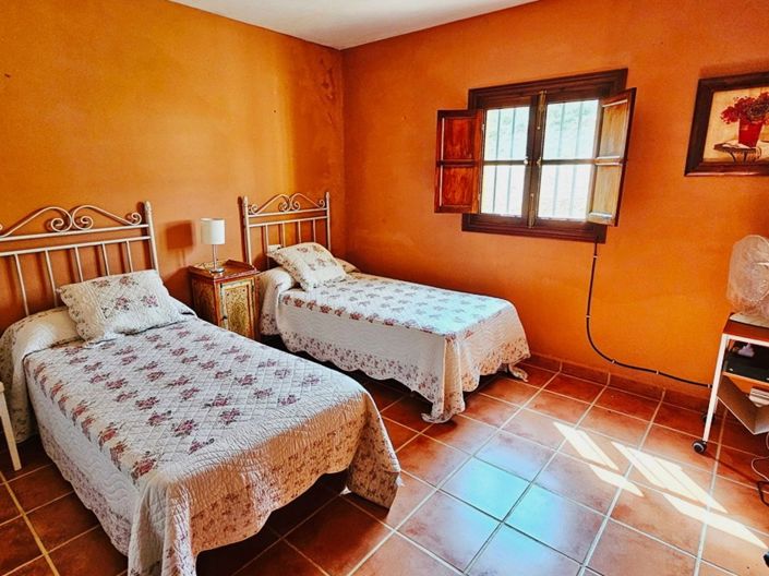 Image No.23-5 Bed Property for sale