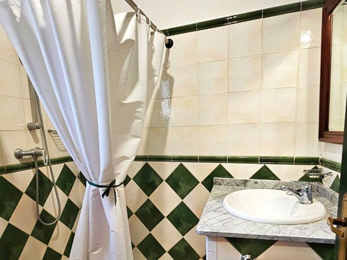 Image No.31-5 Bed Property for sale